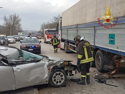 Un ferito in uno scontro tra auto e camion