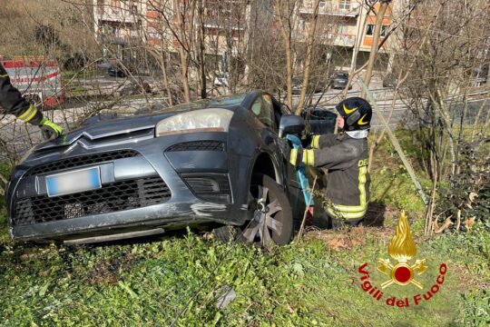 Auto nella scarpata con una 37enne alla guida