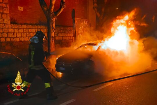 Auto in fiamme nella notte