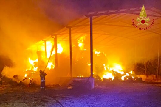 In fiamme un deposito agricolo con le rotoballe