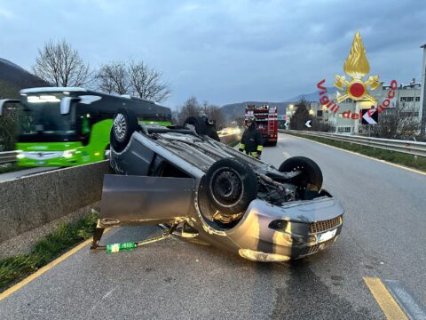 Auto si ribalta, conducente in codice rosso