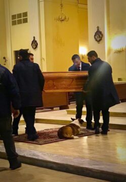 La cagnolina Sally che andava a tutti i funerali avrà un parco dedicato alla sua memoria