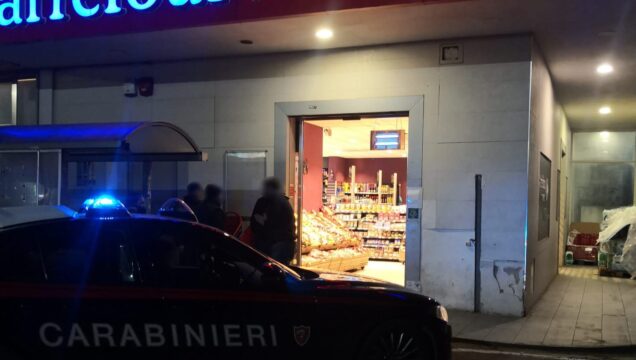 Roncole e machete per rapinare un supermercato