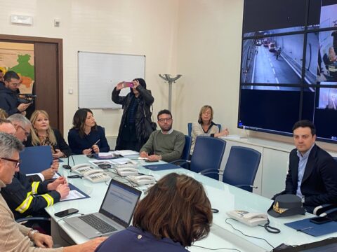 Incidente in galleria tra autobus con studenti e due auto, è un’esercitazione