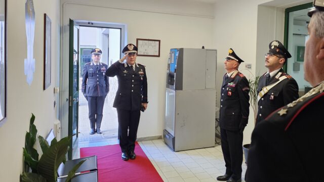 Il generale La Gala visita la compagnia dei carabinieri di Solofra