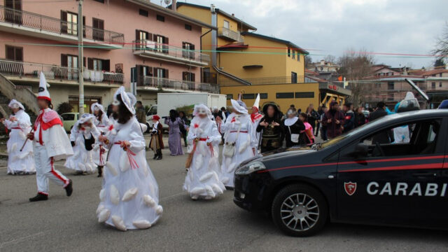 Aggredisce la compagna durante il carnevale