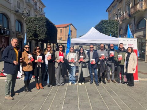 Campagna della Uil contro la violenza sulle donne con l’installazione di Jolanda Morante