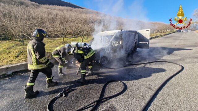 In fiamme è un furgone che trasporta pane