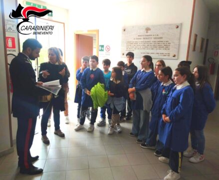 Una scolaresca in visita alla stazione dei carabinieri Una scolaresca in visita alla stazione dei carabinieri