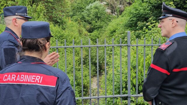Accertamenti dei carabinieri per le acque rosse in un torrente Accertamenti dei carabinieri per le acque rosse in un torrente