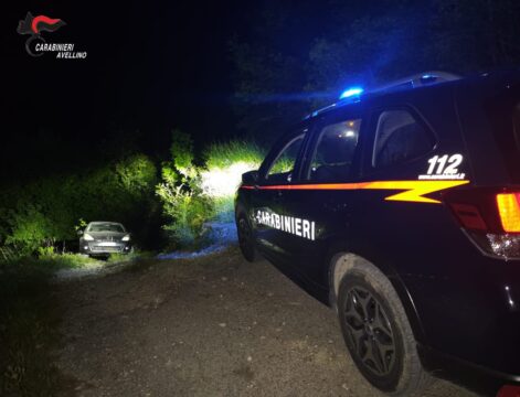 Resta bloccato con l’auto su un burrone Resta bloccato con l’auto su un burrone