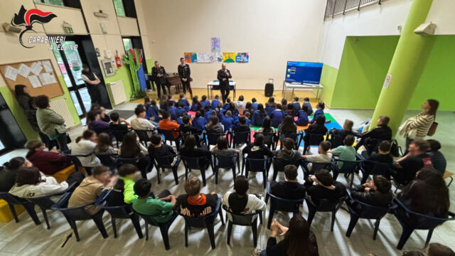 I carabinieri continuano ad incontrare gli studenti I carabinieri continuano ad incontrare gli studenti