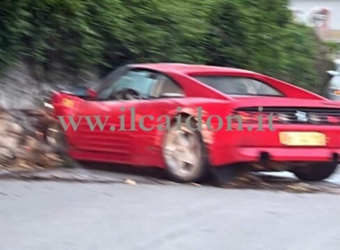 Valle Caudina: Ferrari si schianta contro un muro Valle Caudina: Ferrari si schianta contro un muro