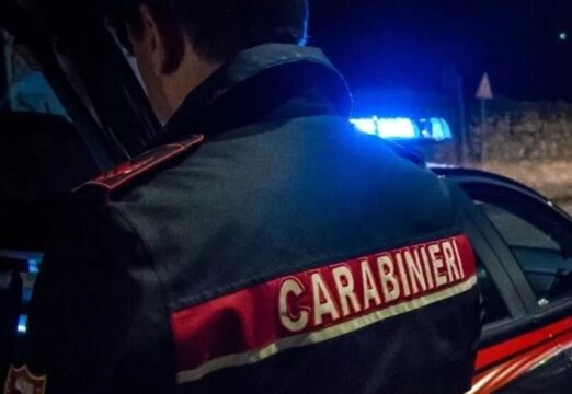 Aggredisce familiari e carabinieri Aggredisce familiari e carabinieri