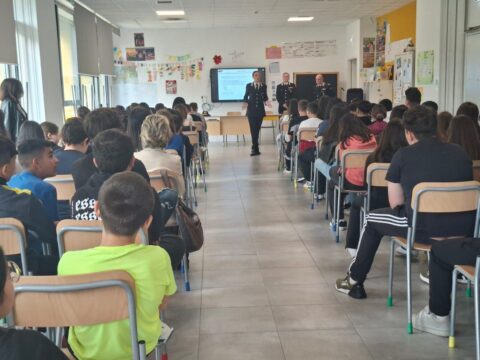I carabinieri della compagnia di Montesarchio incontrano gli studenti di Apollosa e Ceppaloni I carabinieri della compagnia di Montesarchio incontrano gli studenti di Apollosa e Ceppaloni