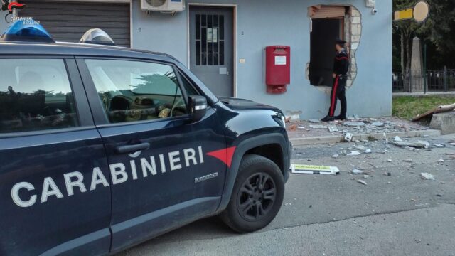 Rapinatori fanno saltare il postmat