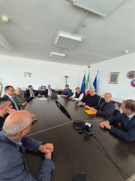 Confronto tra i rappresentanti dei piccoli comuni con l’assessore Caputo e il presidente Sommese Confronto tra i rappresentanti dei piccoli comuni con l’assessore Caputo e il presidente Sommese