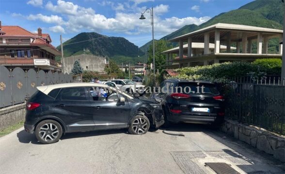 Cervinara: perde il controllo della vettura e sbatte contro un’auto parcheggiata Cervinara: perde il controllo della vettura e sbatte contro un’auto parcheggiata