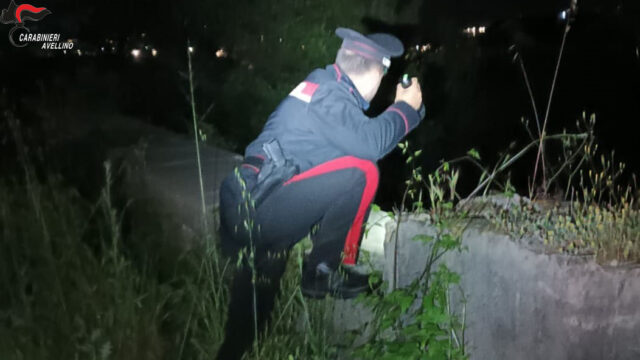 I carabinieri salvano una 24enne che voleva lanciarsi nel vuoto I carabinieri salvano una 24enne che voleva lanciarsi nel vuoto