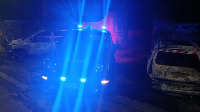 I carabinieri indagano su due auto in fiamme nella notte I carabinieri indagano su due auto in fiamme nella notte