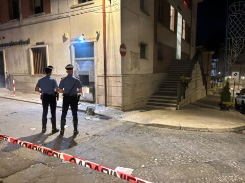 Fanno esplodere il postamat nella notte Fanno esplodere il postamat nella notte