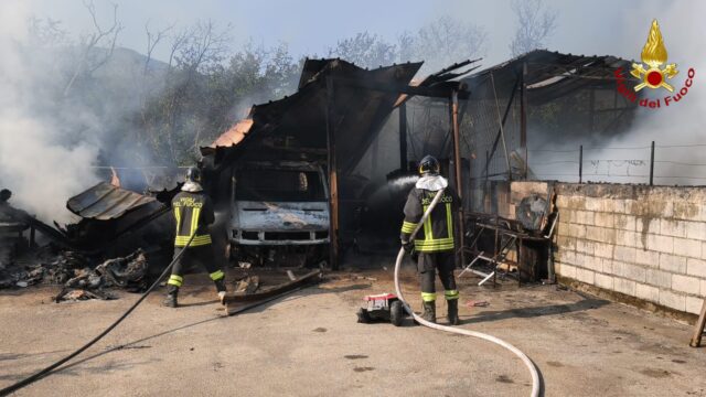 Capannone adibito a deposito in fiamme Capannone adibito a deposito in fiamme