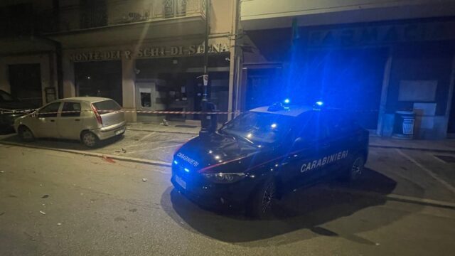 Fanno esplodere due sportelli bancomat nella notte Fanno esplodere due sportelli bancomat nella notte