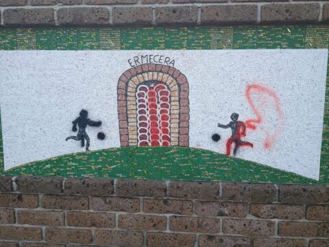 Vandali sfregiano il centro sociale e il mosaico di Summonte Vandali sfregiano il centro sociale e il mosaico di Summonte