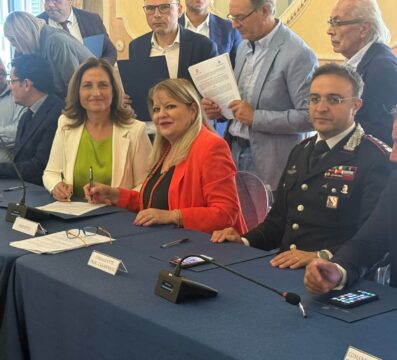 Cervinara: sottoscritto in Prefettura il patto per la sicurezza urbana Cervinara: sottoscritto in Prefettura il patto per la sicurezza urbana