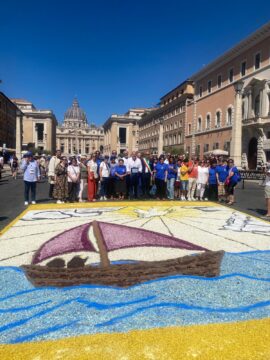 L’infiorata di Paduli arriva a piazza San Pietro L’infiorata di Paduli arriva a piazza San Pietro