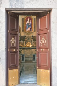 Cervinara: porte nuove al santuario di San Cosma grazie ai sacrifici dei volontari Cervinara: porte nuove al santuario di San Cosma grazie ai sacrifici dei volontari