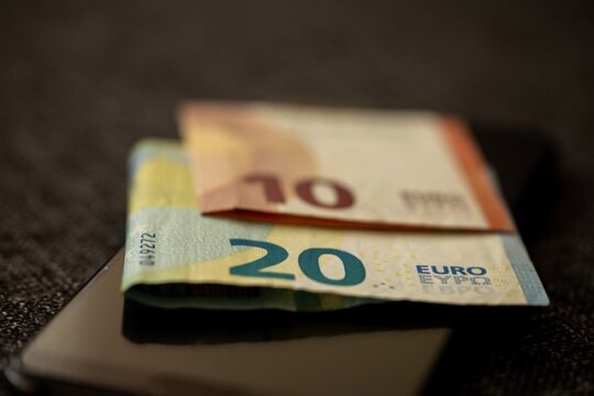 Gli stipendi continuano ad essere troppo bassi Gli stipendi continuano ad essere troppo bassi