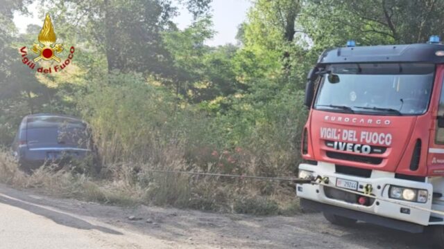 Auto fuoristrada recuperata dai vigili del fuoco Auto fuoristrada recuperata dai vigili del fuoco