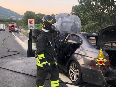 Auto in fiamme lungo l’autostrada Auto in fiamme lungo l’autostrada
