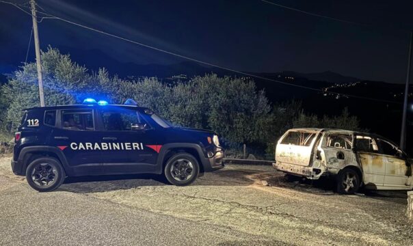 Auto distrutta dalle fiamme nella notte