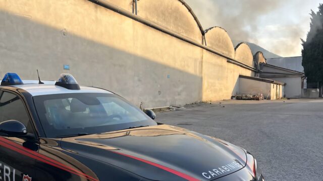 Accertamenti dei carabinieri per l’incendio in un deposito