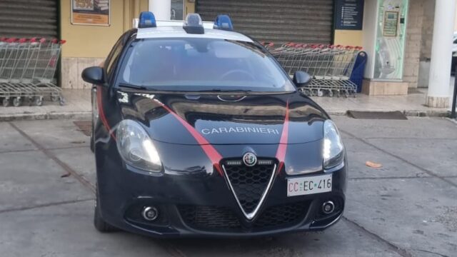 Tagliano la serranda di un supermercato con un flex
