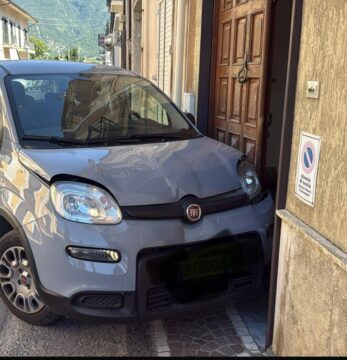 Valle Caudina: sfonda il portone di un’abitazione dopo aver perso il controllo dell’auto Valle Caudina: sfonda il portone di un’abitazione dopo aver perso il controllo dell’auto