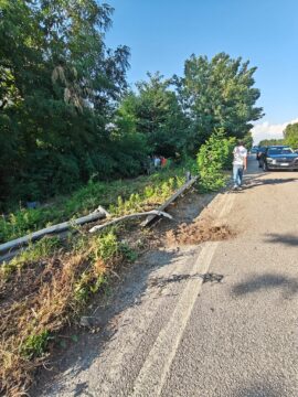 Valle Caudina: auto sfonda il guardrail e finisce nel terreno circostante Valle Caudina: auto sfonda il guardrail e finisce nel terreno circostante