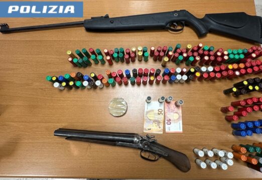 Arrestati un 34enne e un 31enne per possesso di un fucile a canne mozze e 200 cartucce Arrestati un 34enne e un 31enne per possesso di un fucile a canne mozze e 200 cartucce