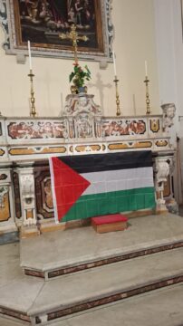 Bandiera della Palestina sull’altare della chiesa