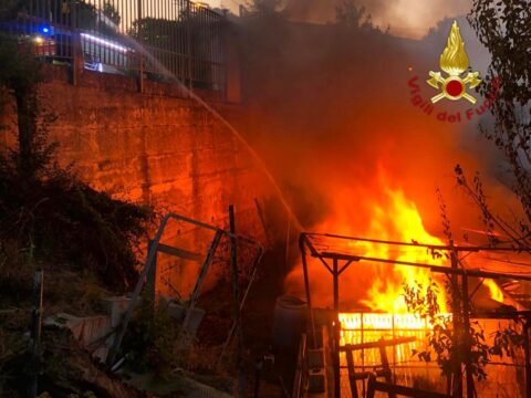Baracca distrutta dalle fiamme