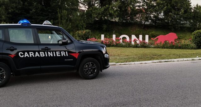 Ruba un borsello da un’auto e viene individuato dai carabinieri