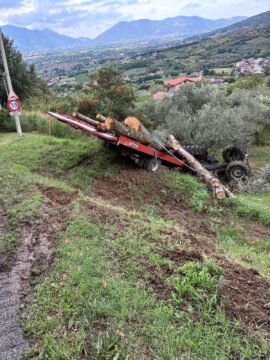 Montesarchio: si ribalta trattore con rimorchio Montesarchio: si ribalta trattore con rimorchio