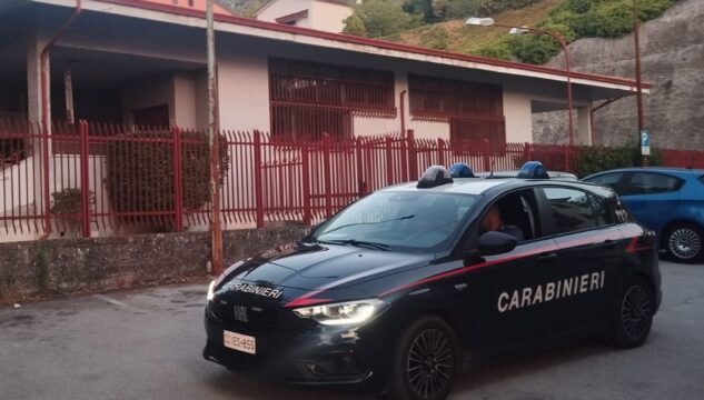 Fanno esplodere il postamat nella notte