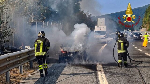 Auto in fiamme con famiglia napoletana a bordo