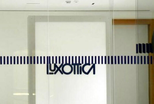 Luxottica sperimenta la settimana lavorativa di 4 giorni, i dipendenti saranno liberi venerdì, sabato e domenica Luxottica sperimenta la settimana lavorativa di 4 giorni, i dipendenti saranno liberi venerdì, sabato e domenica