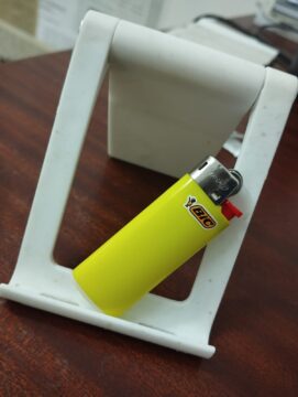 Versa alcool sul la mamma e appicca il fuoco con un accendino