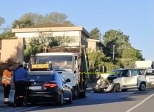 Valle Caudina: schianto tra una 500 e un camion di rifiuti lungo l’Appia Valle Caudina: schianto tra una 500 e un camion di rifiuti lungo l’Appia