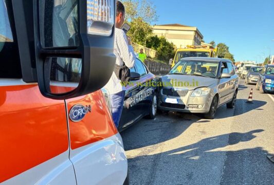 Valle Caudina: cervinarese tampona auto dei carabinieri e furgone dell’Anas Valle Caudina: cervinarese tampona auto dei carabinieri e furgone dell’Anas